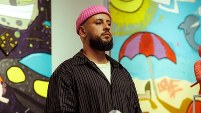 MONATIK "не мине": певец снял новый клип в киевской галерее и впервые показал, как выросли его сыновья