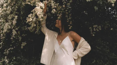 Як носити атласні речі влітку: образи, що надихають