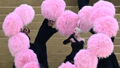 Все розовое и пушистое: Леди Гага поразила зрителей своим выступлением на открытии Олимпиады-2024