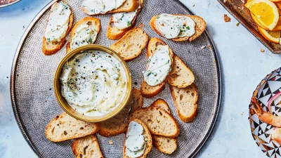 3 прості намазки на хліб, які всім смакують