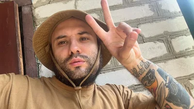 "Шрами прикрашають чоловіка", - Віктор Розовий показав нове фото наслідків операції після поранення