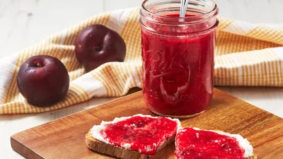 Самая вкусная закрутка лета: как приготовить сливово-малиновое варенье