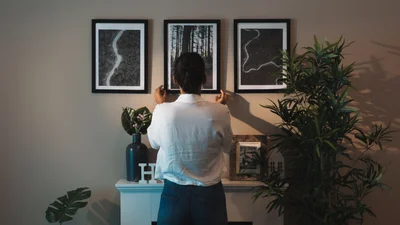 Как стильно разместить фотографии в интерьере: 7 идей, которые ты захочешь попробовать