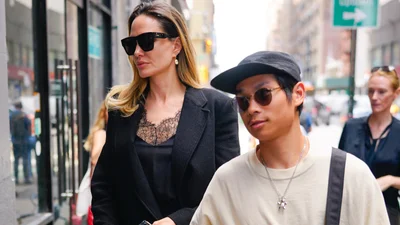 Сын Анджелины Джоли и Брэда Питта попал в аварию: парня увезли в больницу