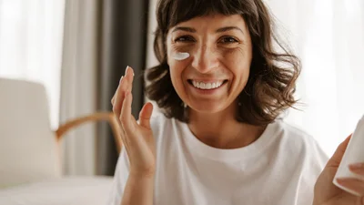 Під мейкап чи зверху: як правильно наносити сонцезахисний крем