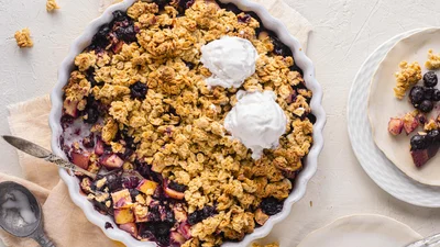 Рай для сладкоежек: от этого черничного крамбла никто не откажется