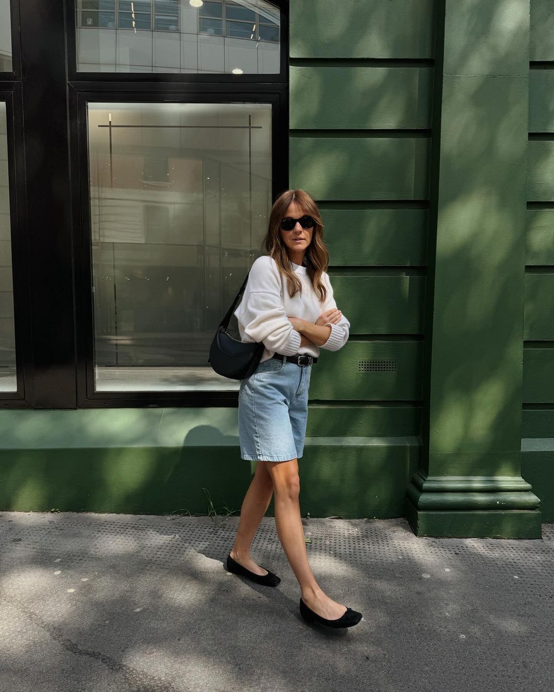 Как носить джинсовые шорты, чтобы всегда выглядеть элегантно - фото 627654
