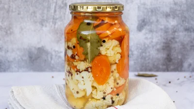 Закуска на все времена: хрустящая цветная капуста с морковью на зиму