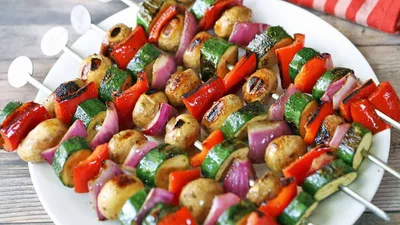 Собираемся на пикник: рецепт овощного шашлыка на шпажках