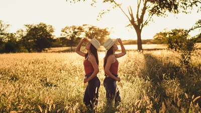 Подвійне свято: душевні та милі привітання з Міжнародним днем близнюків в картинках