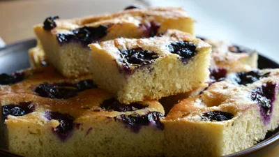 Вместо пирога: как приготовить ягодную фокаччу на десерт