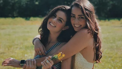 Найтепліші та найщиріші привітання у віршах і картинках на День сестер 2024