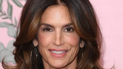 Синди Кроуфорд показала, как носить темный комбинезон этим летом