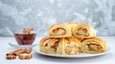 Рулет з яблуками – відпадно смачний десерт на Спаса