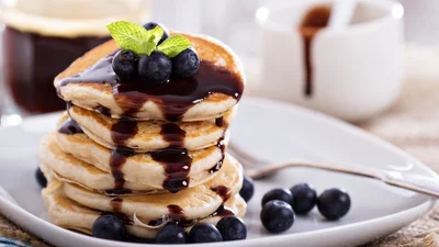 Пухлые ягодные блинчики – захочешь готовить каждый день