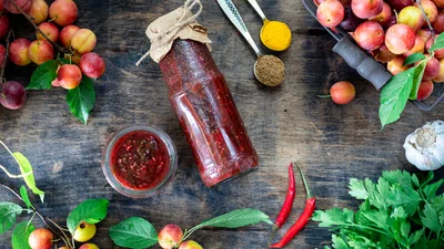 Соус, который будешь есть всю зиму: как приготовить грузинское ткемали из алычи