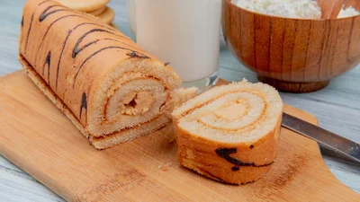 Нежный бисквитный рулет с абрикосами – к чаю и на праздник