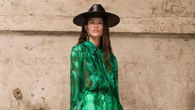 Total green: модный дом Роберто Кавалли предложил люкс-лук в офис