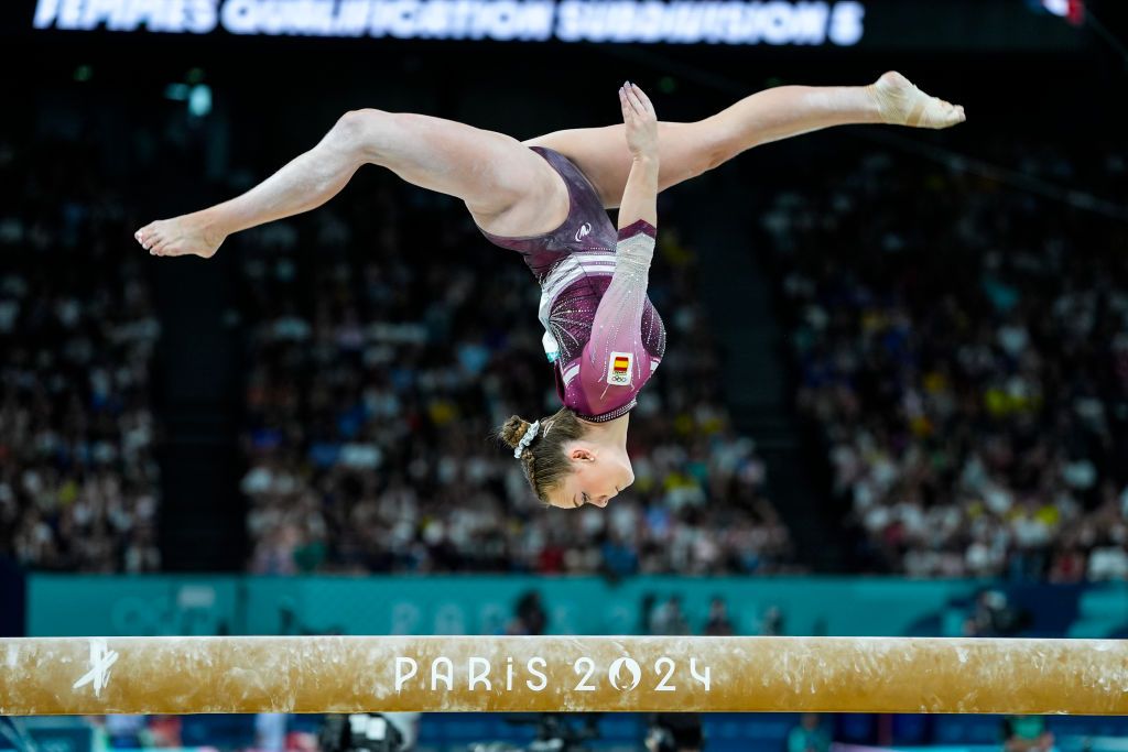 Гімнастка з Іспанії виступає на колоді  - фото 629545