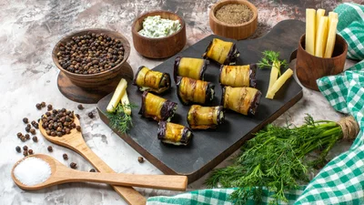 Як приготувати смачні баклажанові рулетики з суперовою начинкою