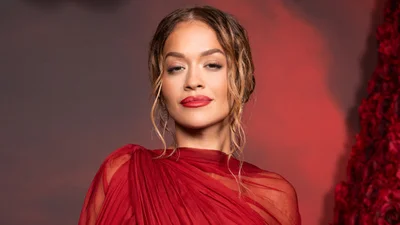 Ріта Ора затусила на іспанському острові в напівпрозорому топі від FROLOV