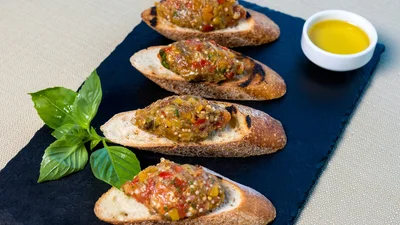 Смачна намазка з баклажанів, яка прикрасить твої бутерброди – відео