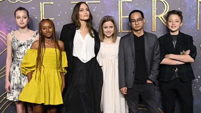 Это редкие фото самого младшего сына-отшельника Питта и Джоли: как выглядит мальчик