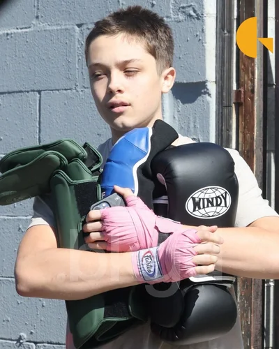 Это редкие фото самого младшего сына-отшельника Питта и Джоли: как выглядит мальчик - фото 630303