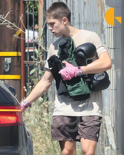 Это редкие фото самого младшего сына-отшельника Питта и Джоли: как выглядит мальчик - фото 630304