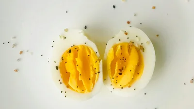 Летние салаты с яйцом - подборка вкусных вариантов от Евгения Клопотенко