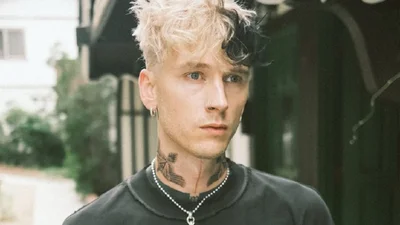 Його судили дитиною: бойфренд Меган Фокс Machine Gun Kelly шокував зізнанням про батька