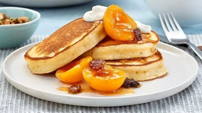 Найкращий сніданок влітку: пишні оладки з абрикосами
