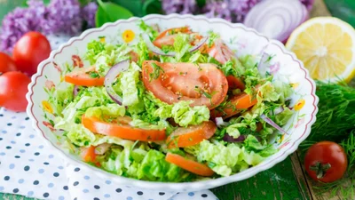 Рецепт швидкого салату з пекінської капусти, помідорів і перцю