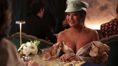 Головні героїні серіалу "Емілі в Парижі" у новому сезоні з'явились в аксесуарах українських брендів - відео