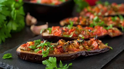 С мясом и сыром: как приготовить вкуснейшие фаршированные баклажаны