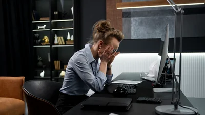 Як зберегти здоров'я під час довгих годин сидіння на роботі: почни робити це вже зараз