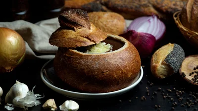 Омлет з шинкою, запечений в булочках – поживна страва для всієї сім’ї