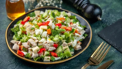 Ліза Глінська поділилася рецептом простого салату з курки та броколі