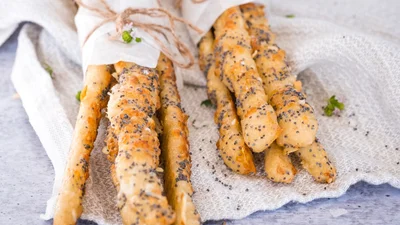 Що приготувати з готового тіста: рецепт хлібних паличок з маком