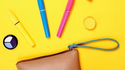 Що покласти у косметичку: мінімальний набір для кожної