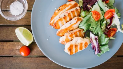 Куряче філе з овочами – рідні вишукуються в чергу за порцією