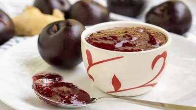 Терпкий, солодкий і пряний: готуємо сливовий соус до м’яса на зиму