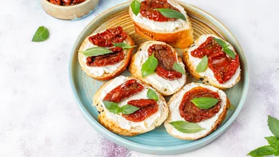 Закуска по-італійськи: 3 найкращі рецепти брускет з різними начинками
