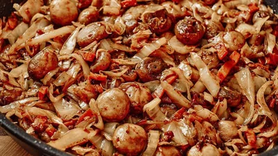 Жареная капуста с грибами – быстрый гарнир к мясу