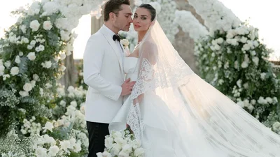 Наче в казці: актор з "Пліткарки" одружився зі своєю дівчиною на мальовничому острові Амалфі