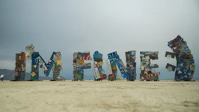 Burning Man-2024: Украина презентовала скульптуру из реальных артефактов войны, собранных на деоккупированных территориях