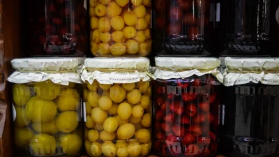 Незвичне поєднання смаків тебе вразить: приготуй компот з аличі та кабачків