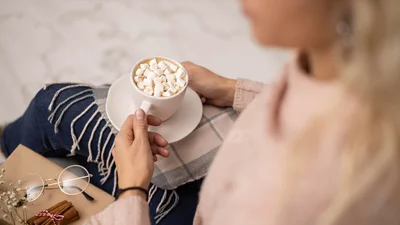 Налаштовуємося на осінь: 4 романтичних фільми з вайбом пряного лате, пледу та листопаду