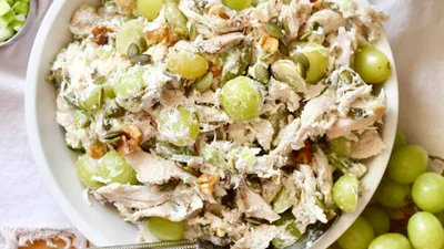 Салат з виноградом "Мадам": страва з витонченим смаком та з легкими французькими нотками