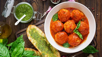 Накормишь всю семью: рецепт куриных митболов с рикоттой и пармезаном